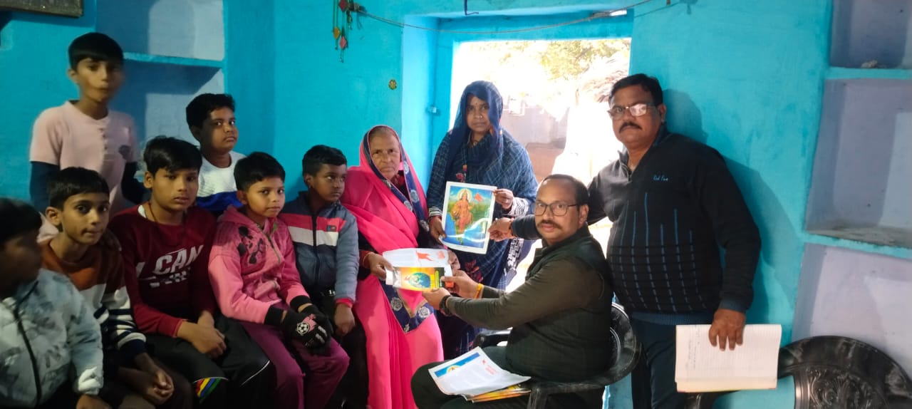 घरों में सम्पर्क करते स्वयंसेवक