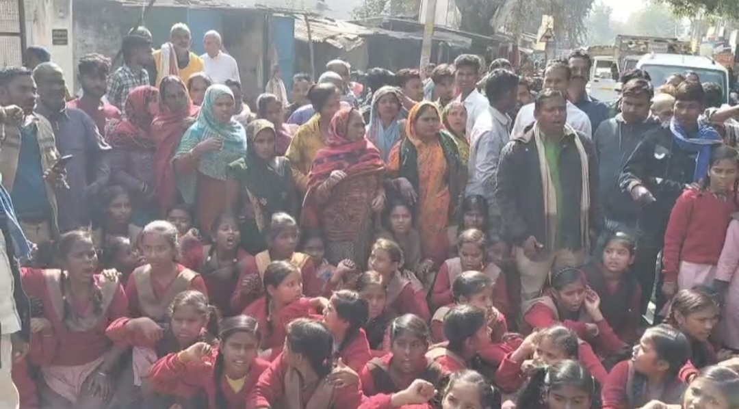 धरना प्रदर्शन करती हुई छात्रा