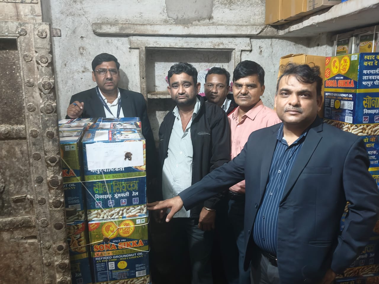 खाद्य सुरक्षा टीम ने किया सोना सिक्का ब्रांड के नकली मूंगफली तेल के 39 टीन सीज