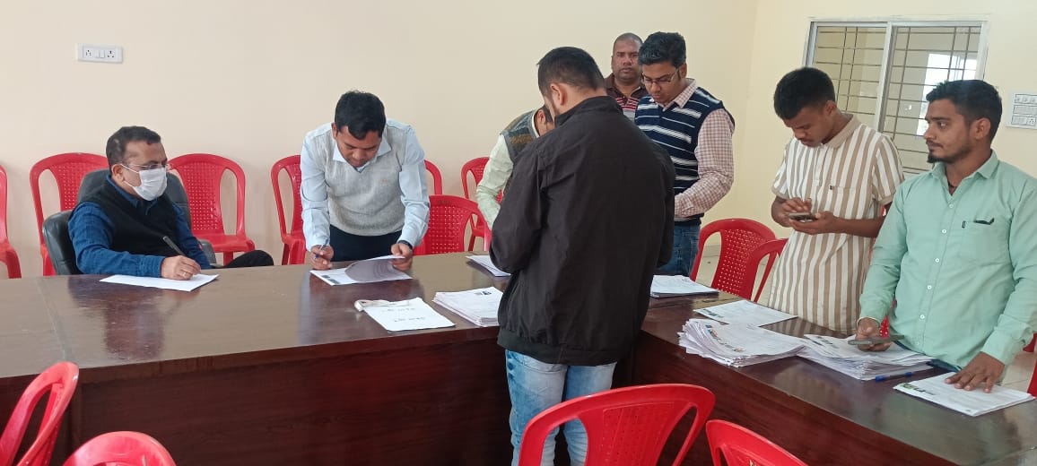 जांजगीर कलेक्टर ने तहसील कार्यालय जांजगीर पुहंचकर विशेष गहन पुनरीक्षण के कार्याें का किया निरीक्षण