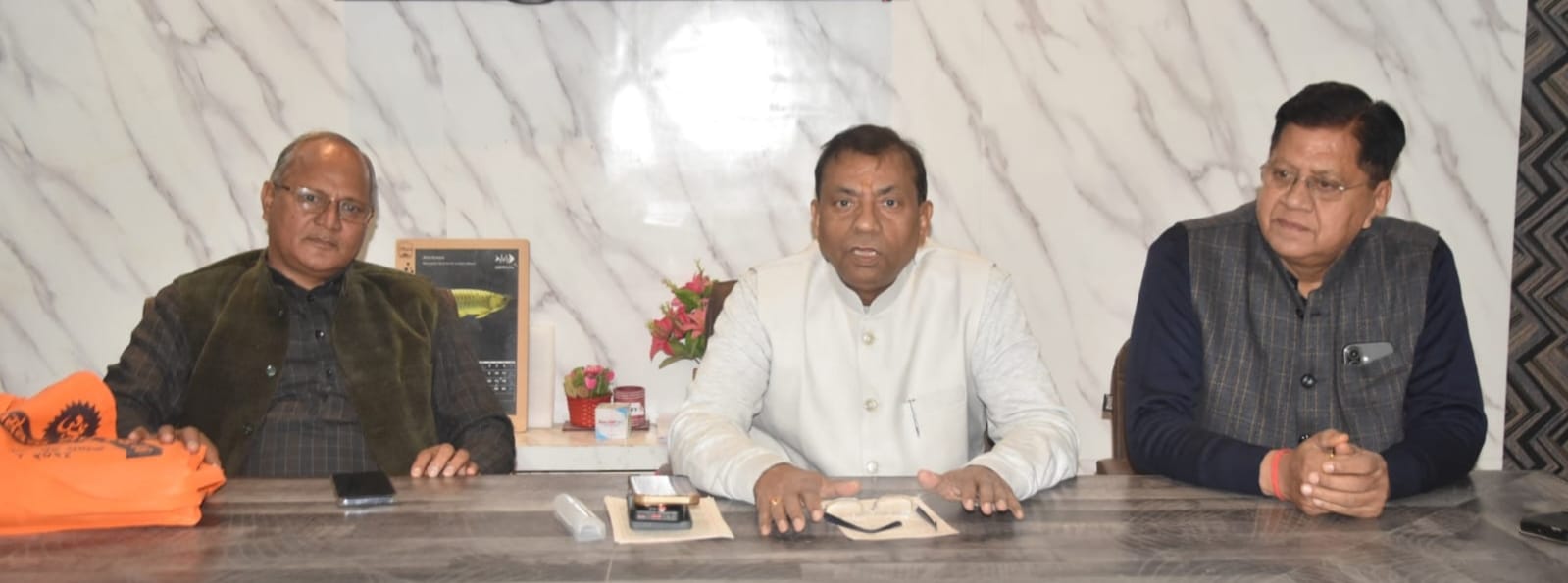 प्रेस से चर्चा करते हुए भारतीय मजदूर संघ के क्षेत्र संगठन मंत्री शंकर लाल प्रेस से चर्चा करते हुए भारतीय मजदूर संघ के क्षेत्र संगठन मंत्री शंकर लाल