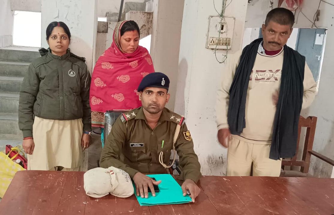 पुलिस गिरफ्त में नेपाली महिला तस्कर पुलिस गिरफ्त में नेपाली महिला तस्कर