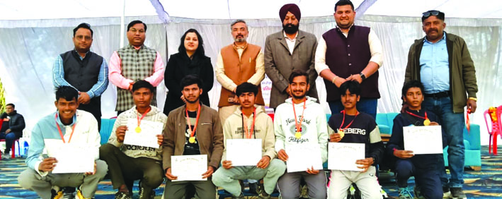 विजेता प्रतिभागियों को पुरस्कृत करने के दौरान