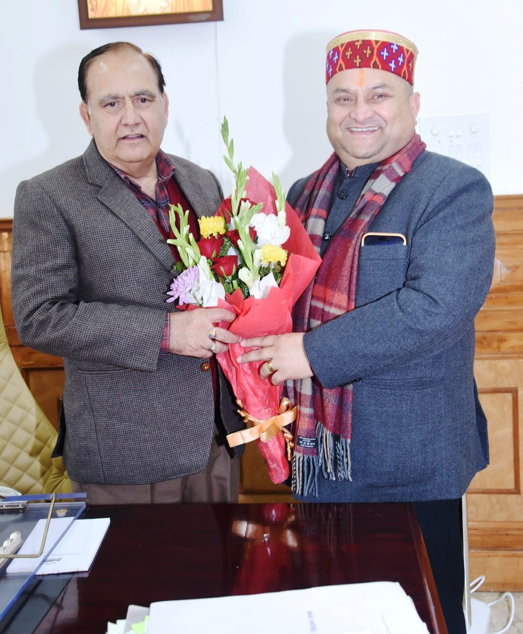 विधानसभा अध्यक्ष से मिलते हुए प्रदेश कांग्रेस अध्यक्ष। विधानसभा अध्यक्ष से मिलते हुए प्रदेश कांग्रेस अध्यक्ष।