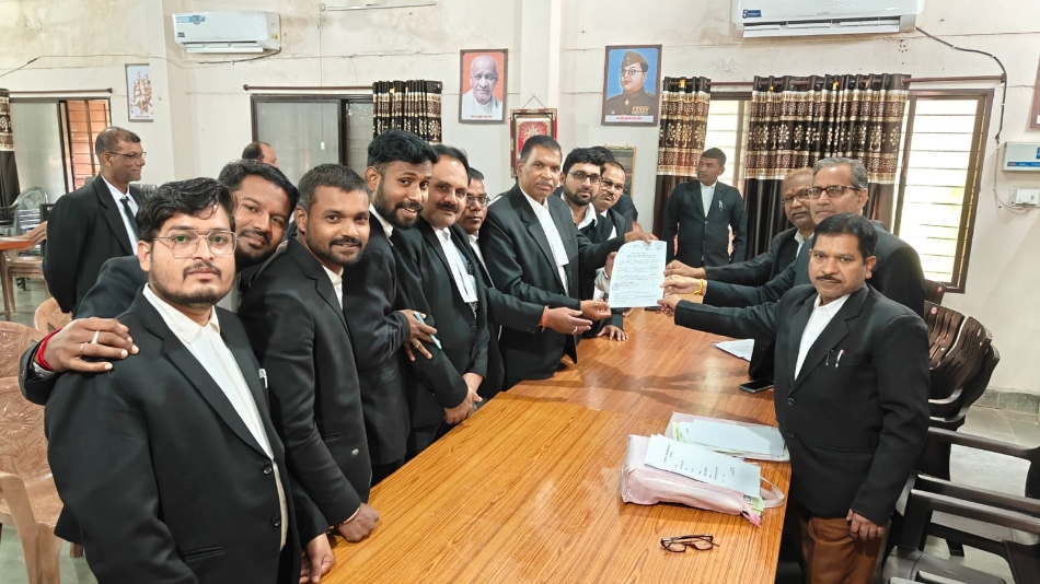 नामांकन फार्म जमा करते हुए वरिष्ठ अधिवक्ता दानी राम साहू सहित अन्य अधिवक्ता। नामांकन फार्म जमा करते हुए वरिष्ठ अधिवक्ता दानी राम साहू सहित अन्य अधिवक्ता।