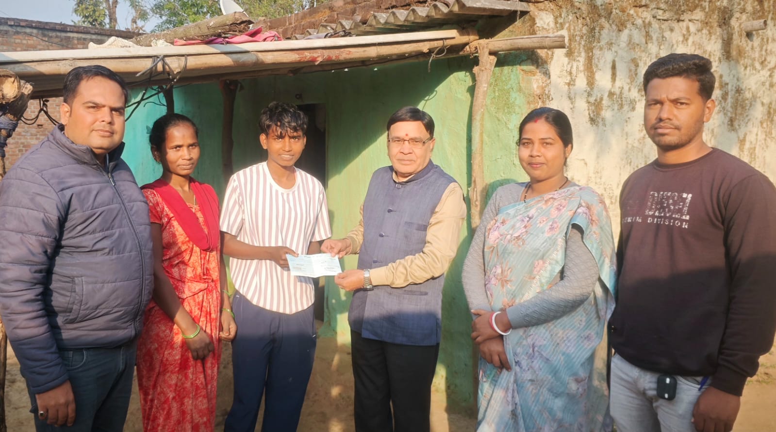 चेक थमाते ट्रस्ट के सदस्य और दिव्यानी लिंडा की तस्वीर चेक थमाते ट्रस्ट के सदस्य और दिव्यानी लिंडा की तस्वीर