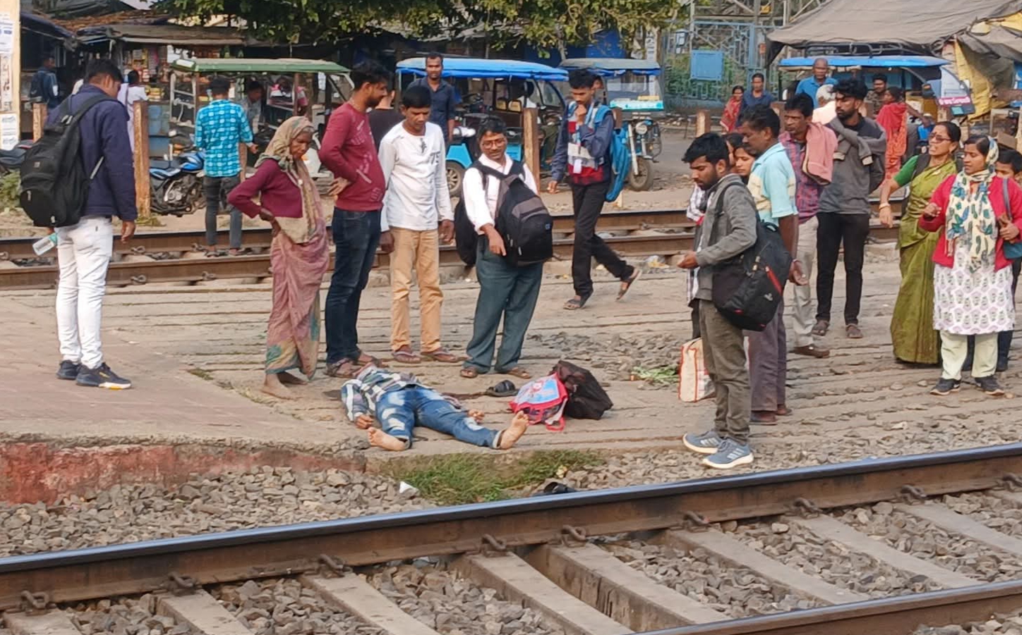 उक्त व्यक्ति बेहोशी के हालत में उक्त व्यक्ति बेहोशी के हालत में