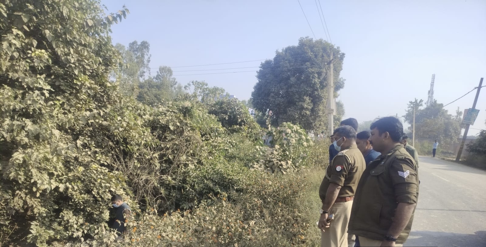 फरीदपुर में झाड़ियों से बरामद महिला के शव की जांच करते एसपी सिटी मानुष पारीक और मौके पर मौजूद पुलिस टीम।