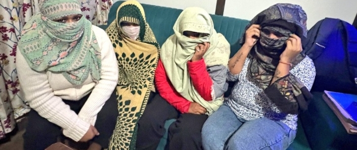 स्पा सेंटर से पकड़ाई युवतियां स्पा सेंटर से पकड़ाई युवतियां