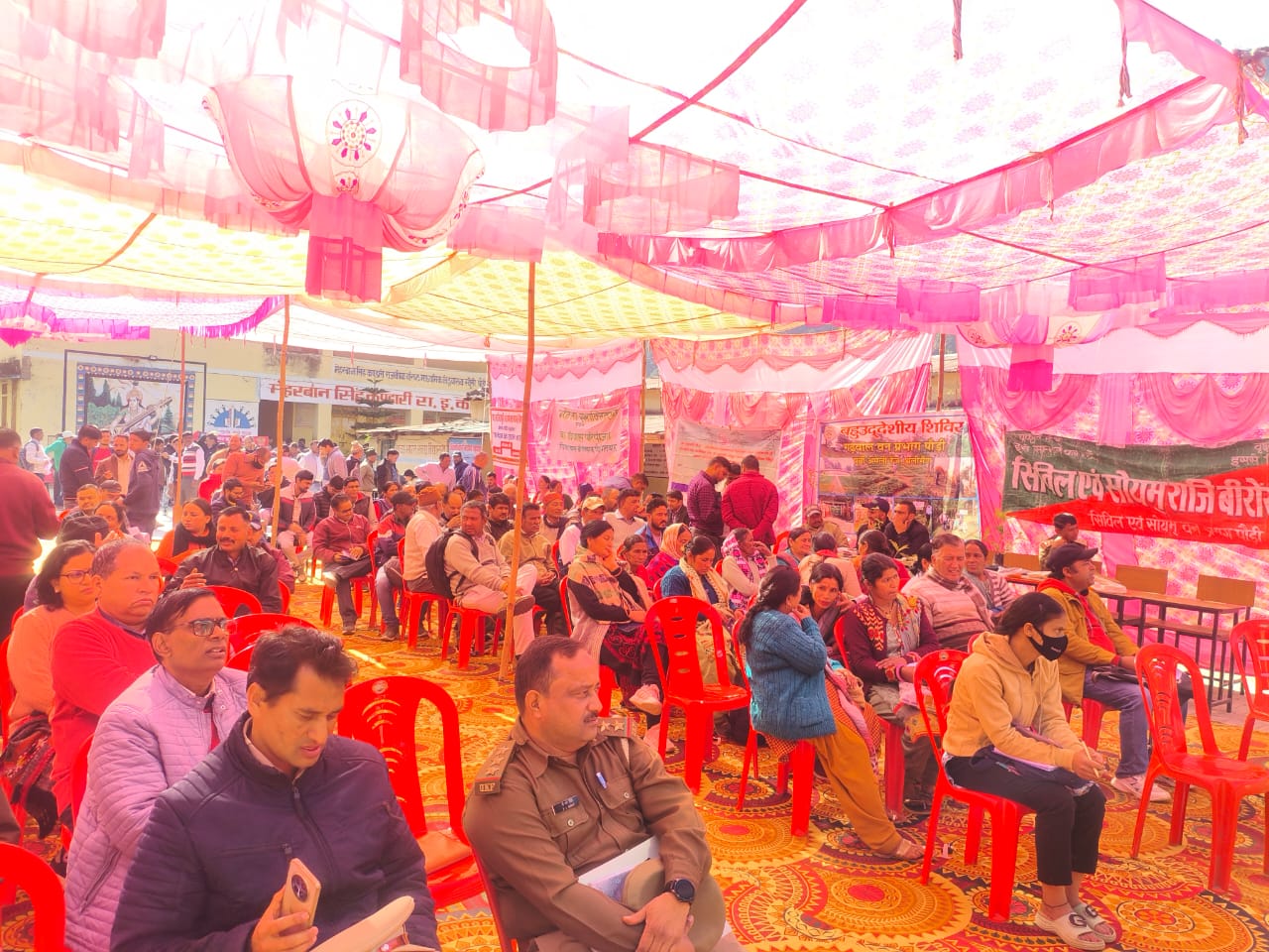 तहसील दिवस पर ग्रामीणों की समस्या सुनते एडीएम तहसील दिवस पर ग्रामीणों की समस्या सुनते एडीएम