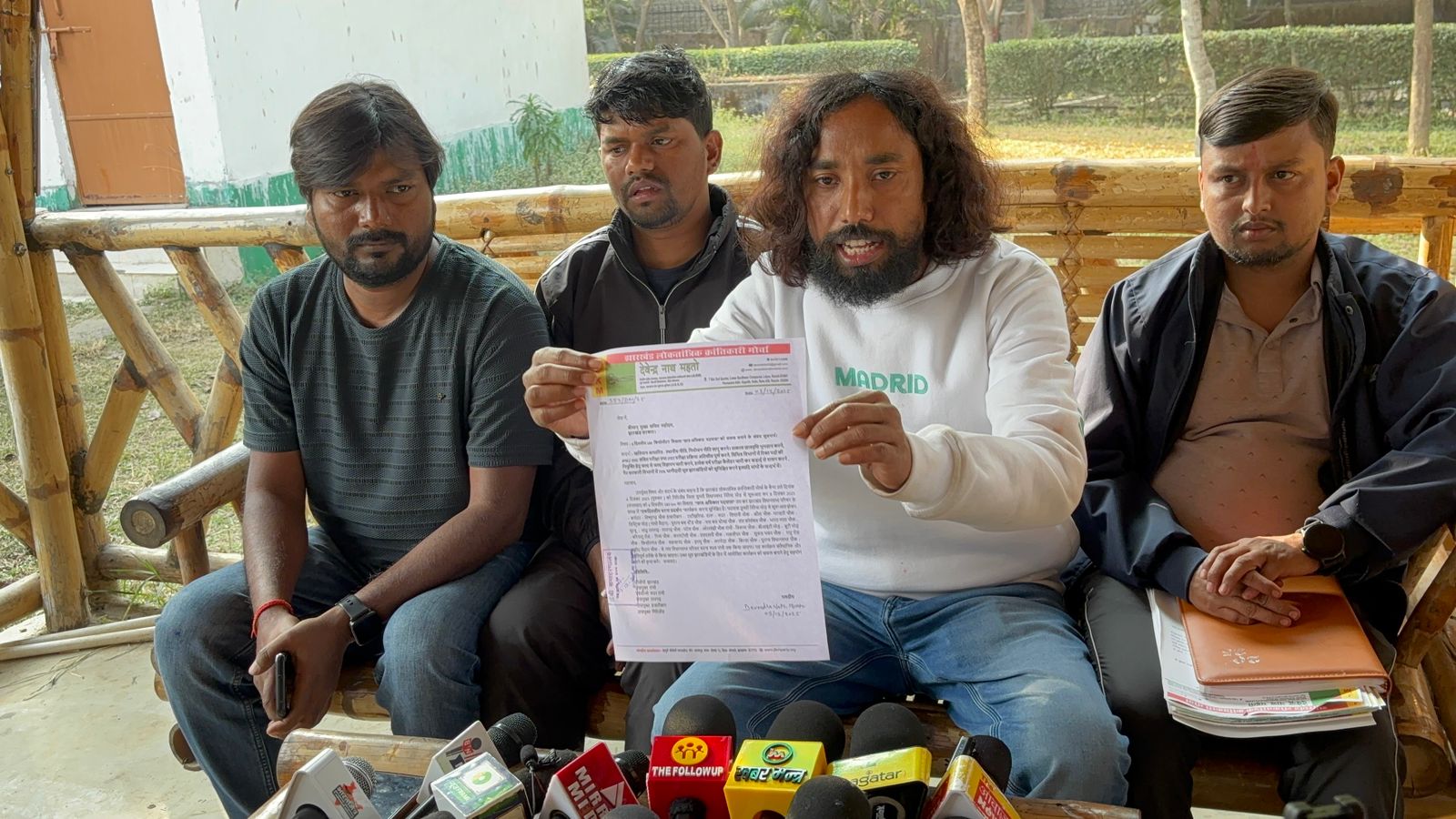 प्रेस वार्ता में देवेन्द्रनाथ महतो सहित अन्य प्रेस वार्ता में देवेन्द्रनाथ महतो सहित अन्य