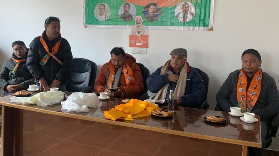 भाजपा लद्दाख ने संगठन को मजबूत करने और नुब्रा घाटी में विकास को बढ़ावा देने के लिए बैठक की भाजपा लद्दाख ने संगठन को मजबूत करने और नुब्रा घाटी में विकास को बढ़ावा देने के लिए बैठक की