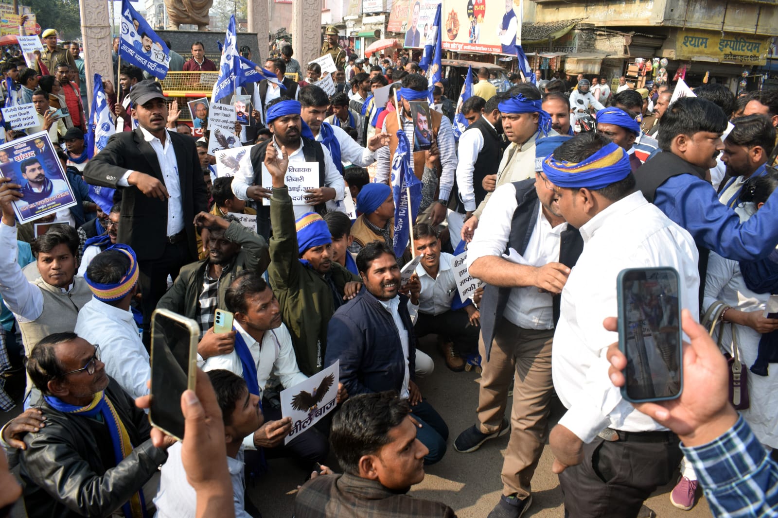लालबाग पर पुतला छिन जाने के बाद प्रदर्शन करते भीम आर्मी के कार्यकर्ता