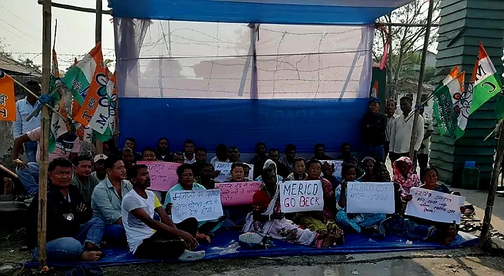 धरना देते श्रमिक