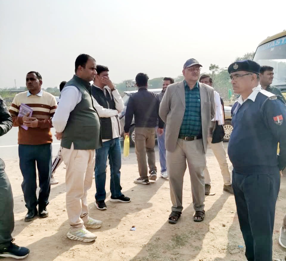 दौसा में बाल वाहिनियों की जांच करते अधिकारी दौसा में बाल वाहिनियों की जांच करते अधिकारी