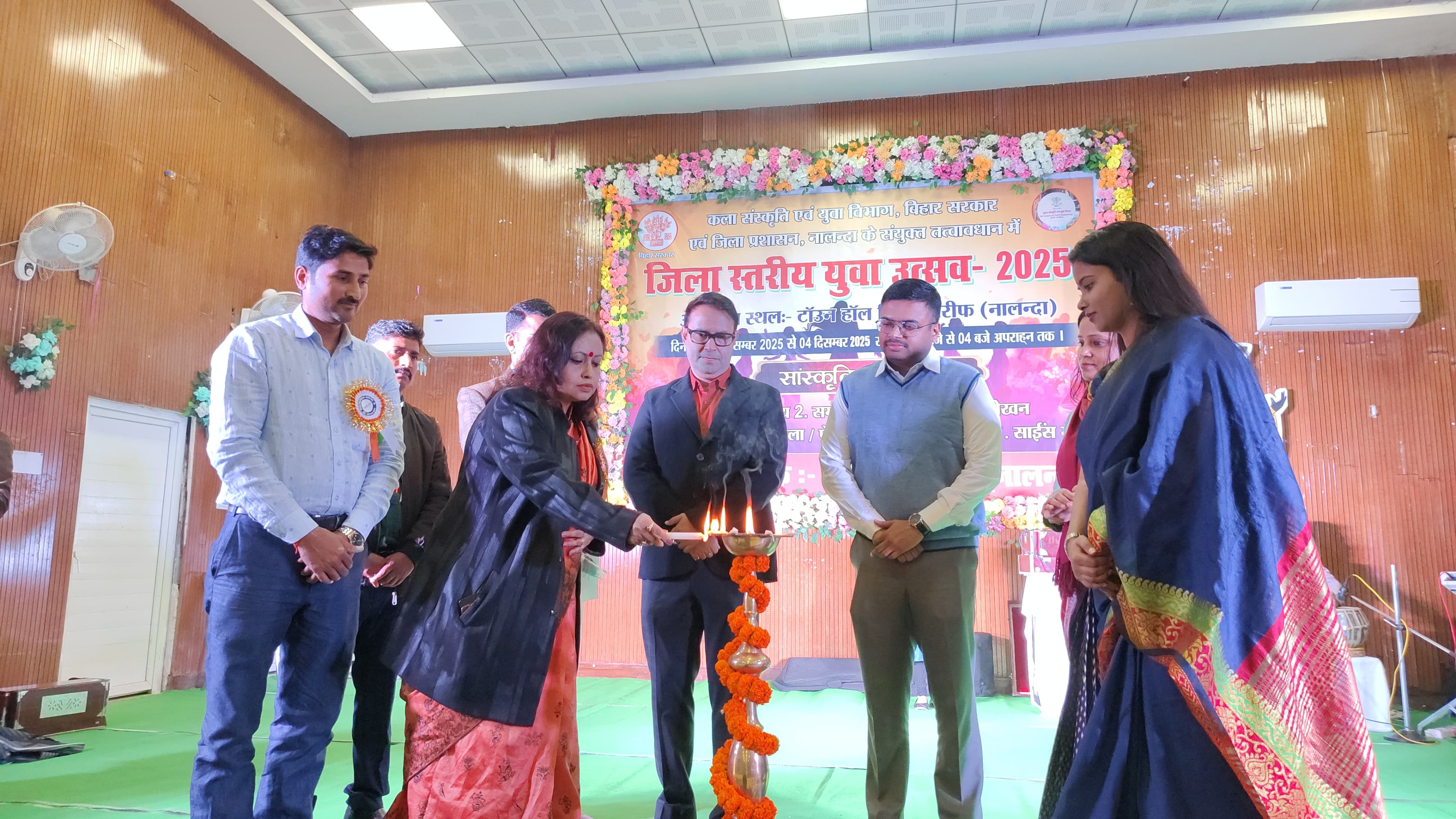 कार्यक्रम का शुभारंभ करते अधिकारी कार्यक्रम का शुभारंभ करते अधिकारी