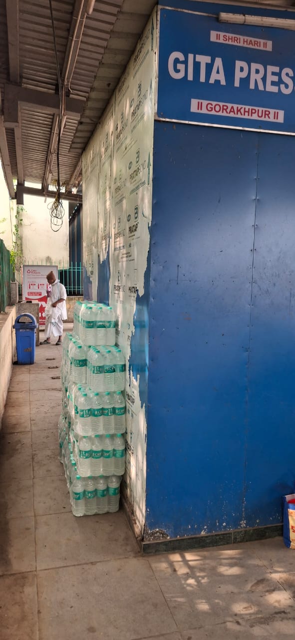 संतरागाछी स्टेशन पर अनधिकृत पैक्ड पानी जब्त करती वाणिज्य टीम।