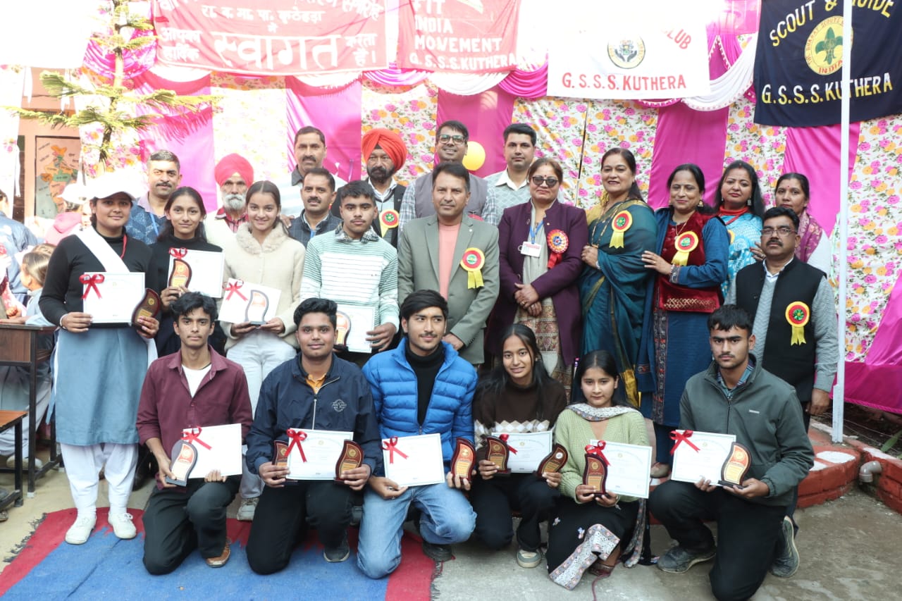 वार्षिक पारितोषिक वितरण समारोह के दौरान मुख्यअतिथि। वार्षिक पारितोषिक वितरण समारोह के दौरान मुख्यअतिथि।