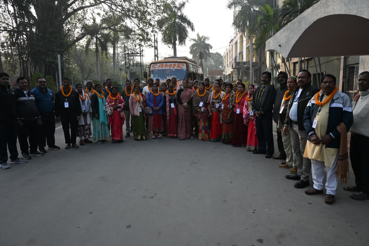 35 तीर्थयात्रियों का दल श्रीरामलला दर्शन हेतु अयोध्याधाम के लिए रवाना