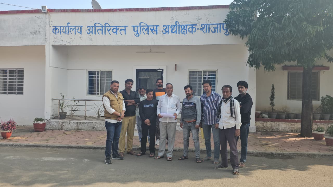 एएसपी को ज्ञापन सौंपते रहवासी एएसपी को ज्ञापन सौंपते रहवासी