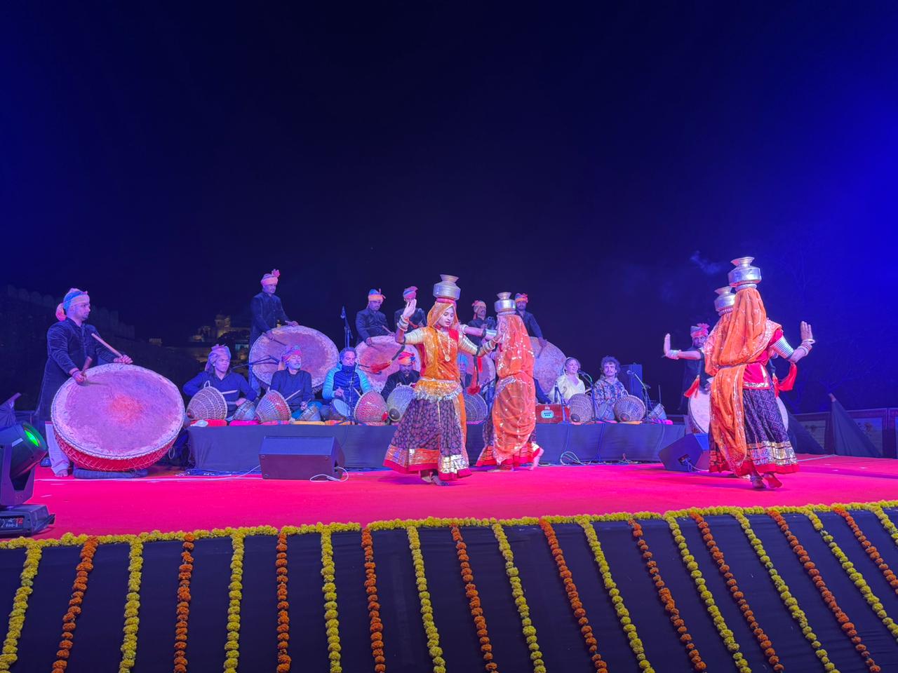 कुंभलगढ़ महोत्सब में प्रस्तुति देते कलाकार . कुंभलगढ़ महोत्सब में प्रस्तुति देते कलाकार .