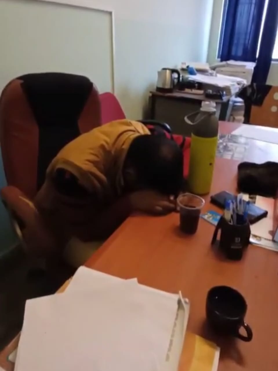 पूर्वांचल विश्वविद्यालय में शिक्षक का। शराब पीते वायरल वीडियो