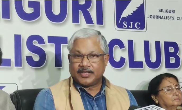 पत्रकारों को संबोधित करते फालाकाटा के विधायक दीपक बर्मन