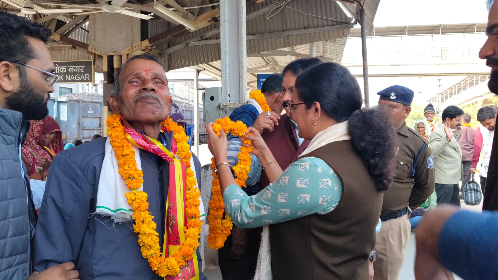 अशोकनगर: कामाख्या तीर्थ यात्रियों का स्टेशन पर अपर कलेक्टर ने किया स्वागत अशोकनगर: कामाख्या तीर्थ यात्रियों का स्टेशन पर अपर कलेक्टर ने किया स्वागत