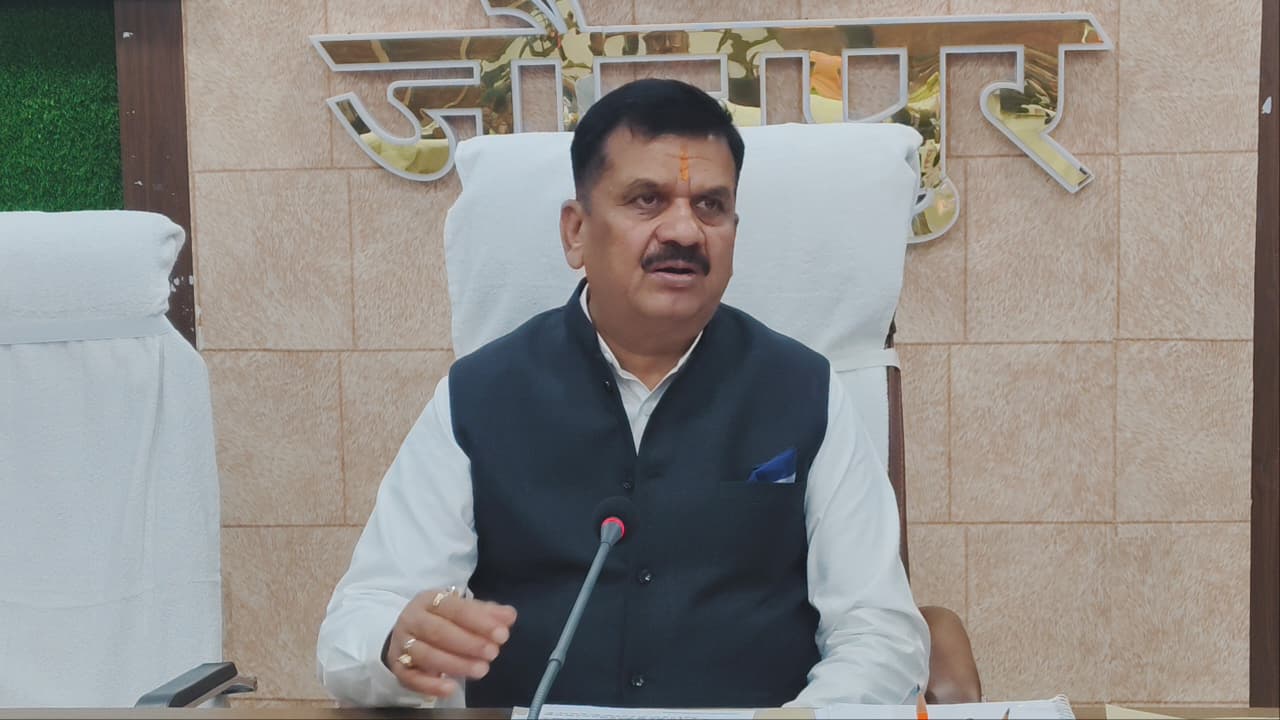 जिलाधिकारी डॉ दिनेश चंद्र सिंह