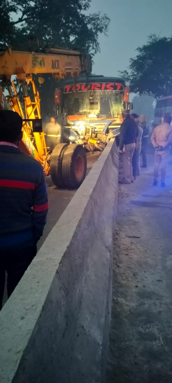 डिवाइडर से टकराई बस