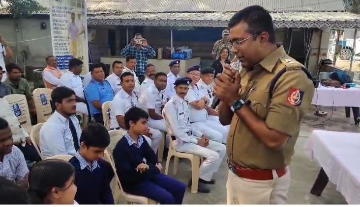 दिव्यांग को संबोधित करते सिलीगुड़ी ट्रैफिक पुलिस के डीसीपी 