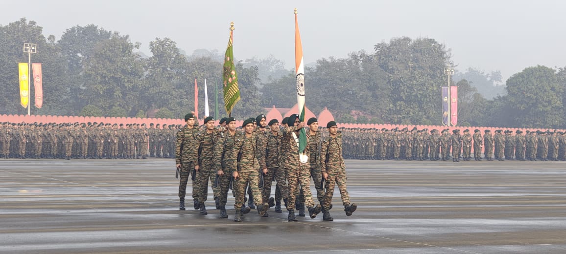 परेड में शामिल लोग परेड में शामिल लोग