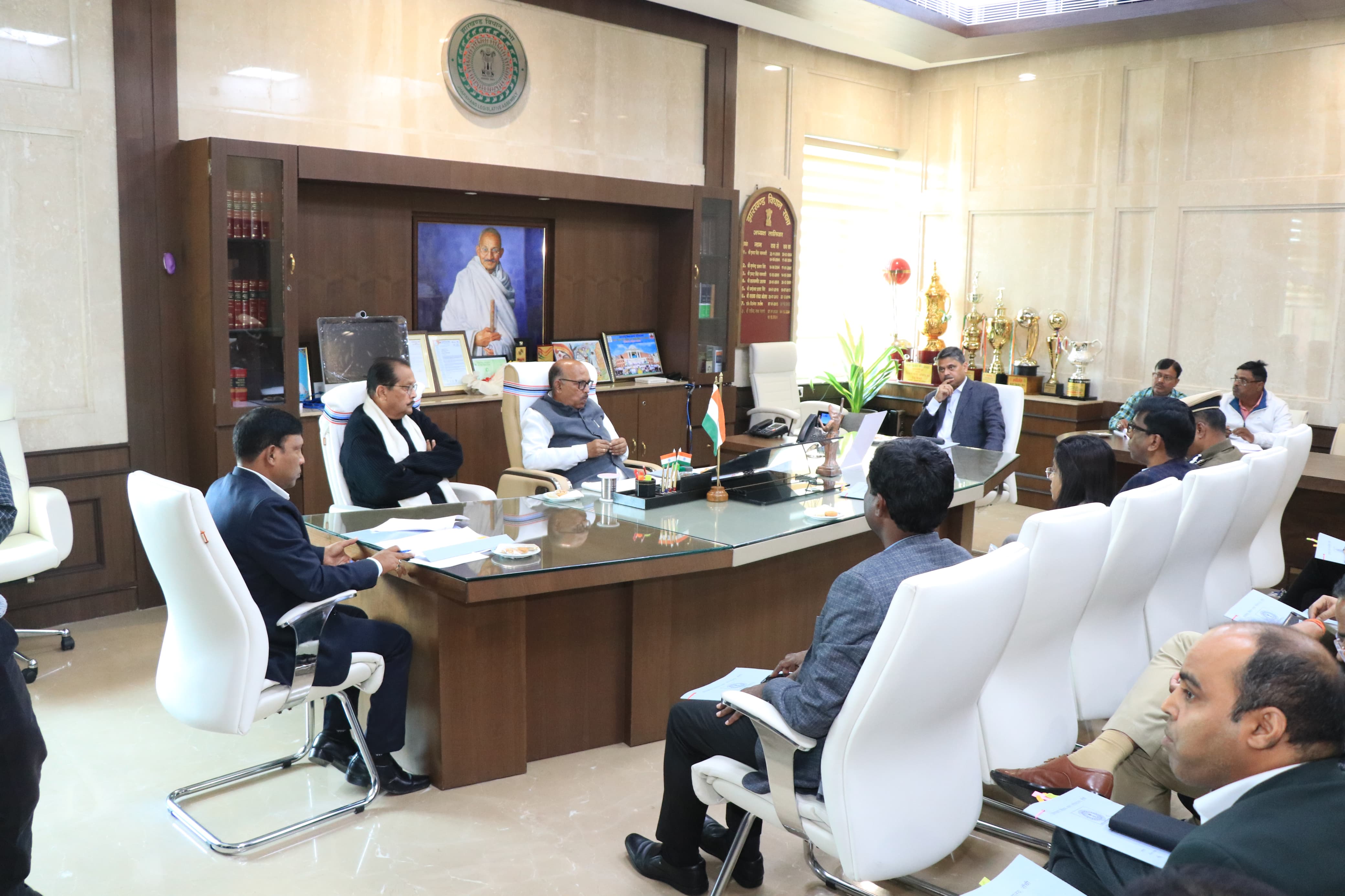 विधानसभा अध्यक्ष बैठक करते