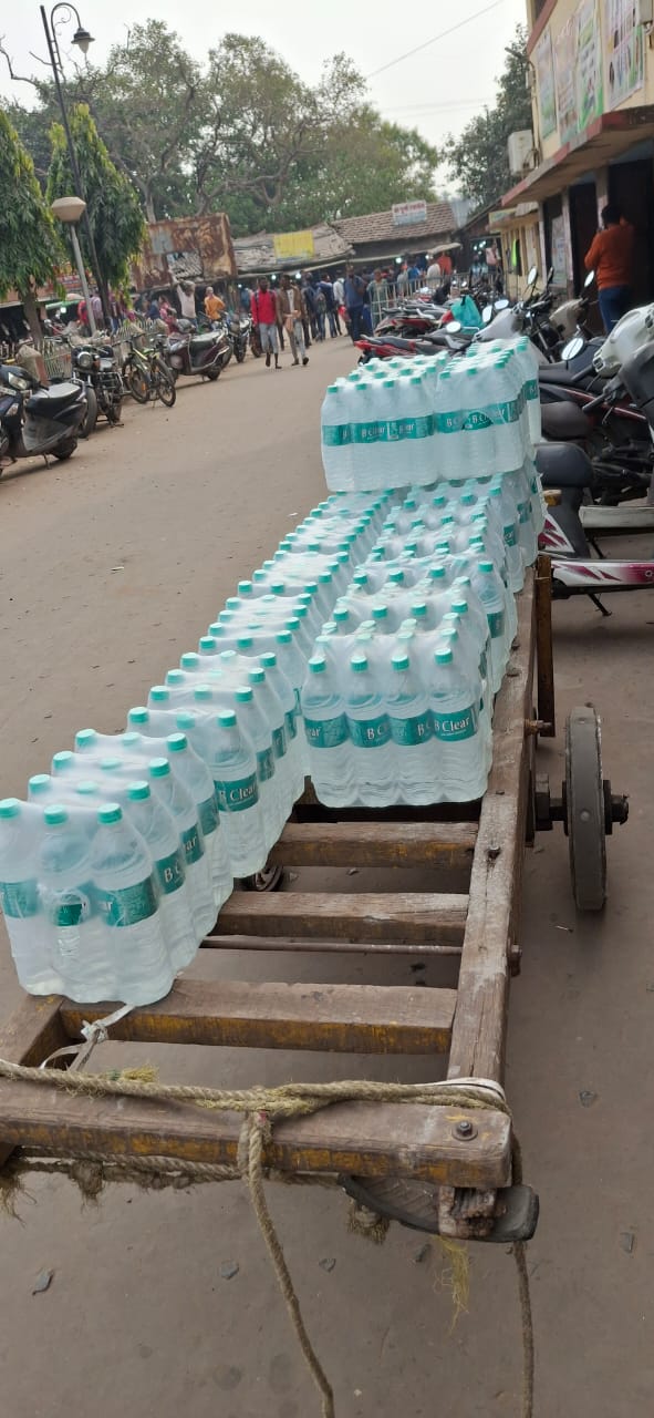 संतरागाछी स्टेशन पर अनधिकृत पैक्ड पानी जब्त करती वाणिज्य टीम।