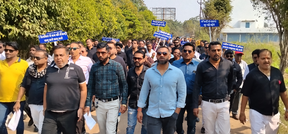 रजिस्ट्री दर में बढ़ोतरी के विरोध में प्रदर्शन करते हुए जमीन कारोबारी संघर्ष समिति के पदाधिकारी एवं सदस्य.