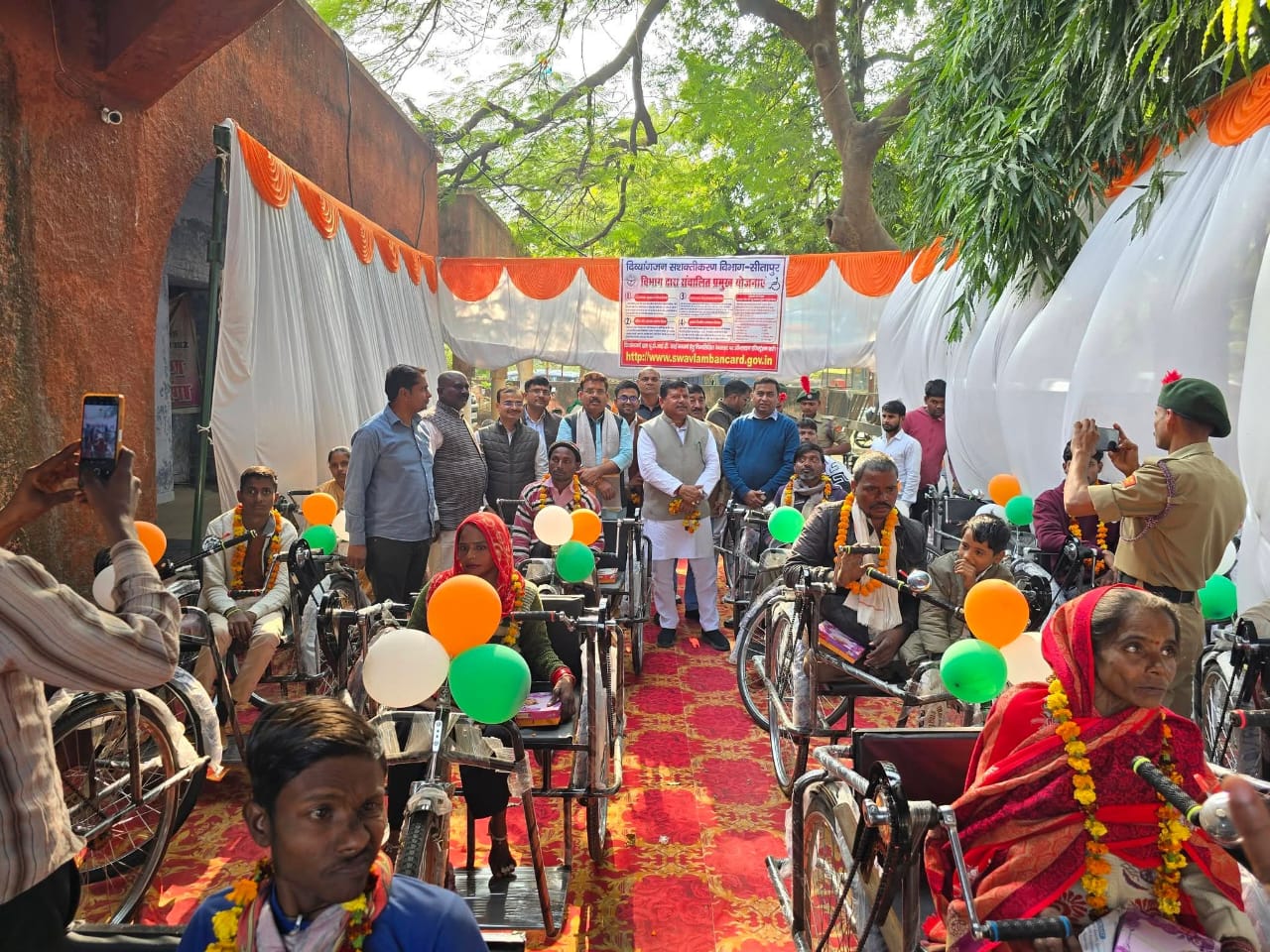 ट्राई साइकिल पाने वाले दिव्यांग जनों के साथ मौजूद