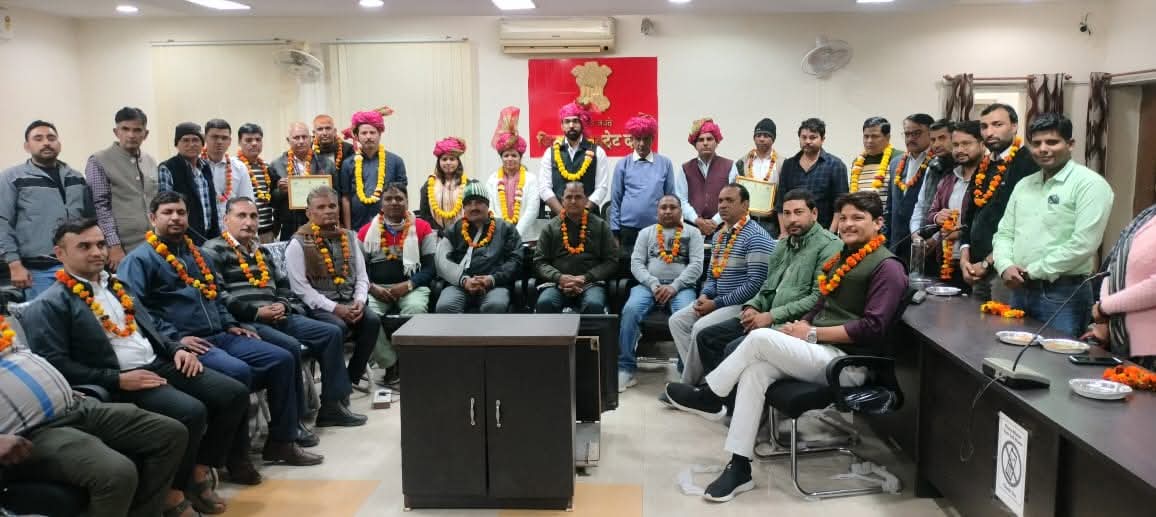 कर्मचारियों को सम्मानित किया गया कर्मचारियों को सम्मानित किया गया