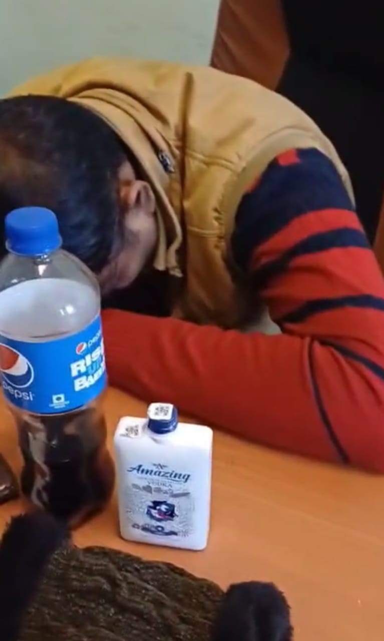 शिक्षक अपने चैंबर में शराब की बोतल के साथ