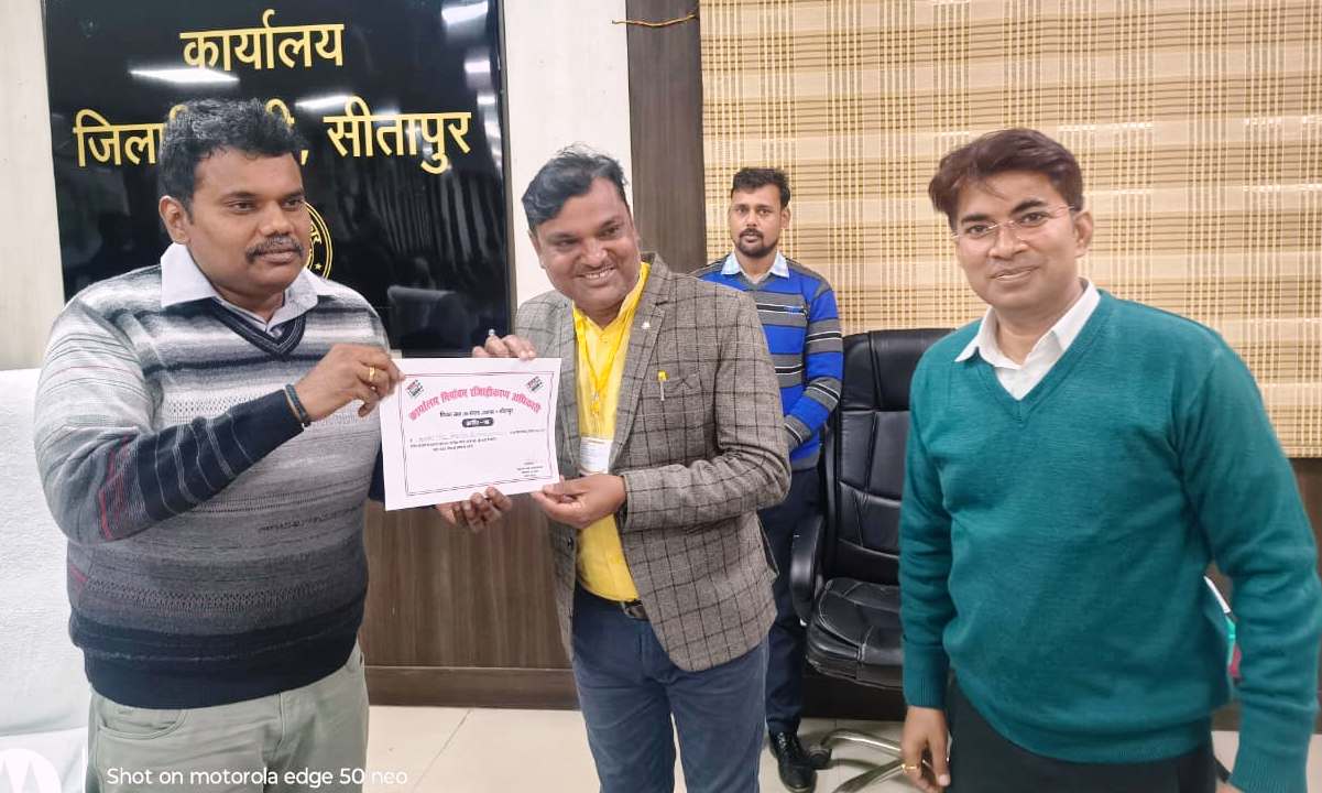 बीएलओ को सम्मानित करते जिलाधिकारी