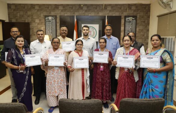 उत्कृष्ट बीएलओ को सम्मानित करते हुए कलेक्टर उत्कृष्ट बीएलओ को सम्मानित करते हुए कलेक्टर