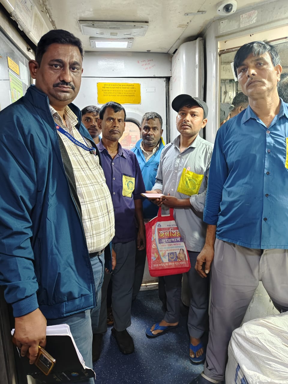 संतरागाछी स्टेशन पर अनधिकृत पैक्ड पानी जब्त करती वाणिज्य टीम।