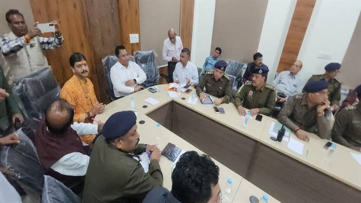 कलेक्टर की अध्यक्षता में रणजीत हनुमान मंदिर में हुई बैठक कलेक्टर की अध्यक्षता में रणजीत हनुमान मंदिर में हुई बैठक