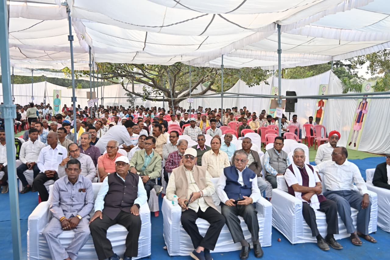 लोकार्पण कार्यक्रम में उपस्थित गणमान्य नागरिक।