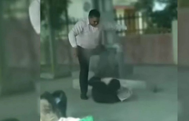 नागदा रेलवे स्टेशन पर दिव्यांग को जीआरपी आरक्षक ने पीटा नागदा रेलवे स्टेशन पर दिव्यांग को जीआरपी आरक्षक ने पीटा