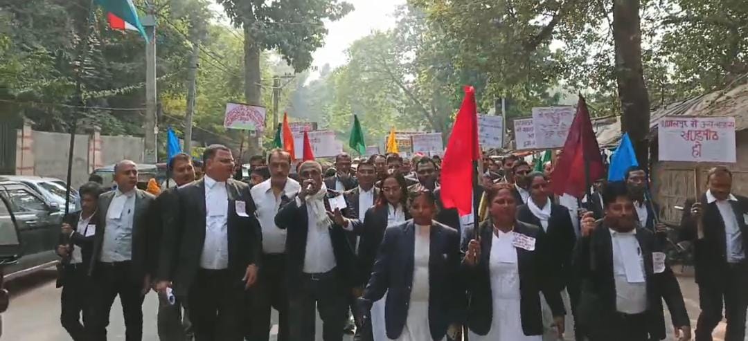 प्रदर्शन करते अधिवक्ता प्रदर्शन करते अधिवक्ता