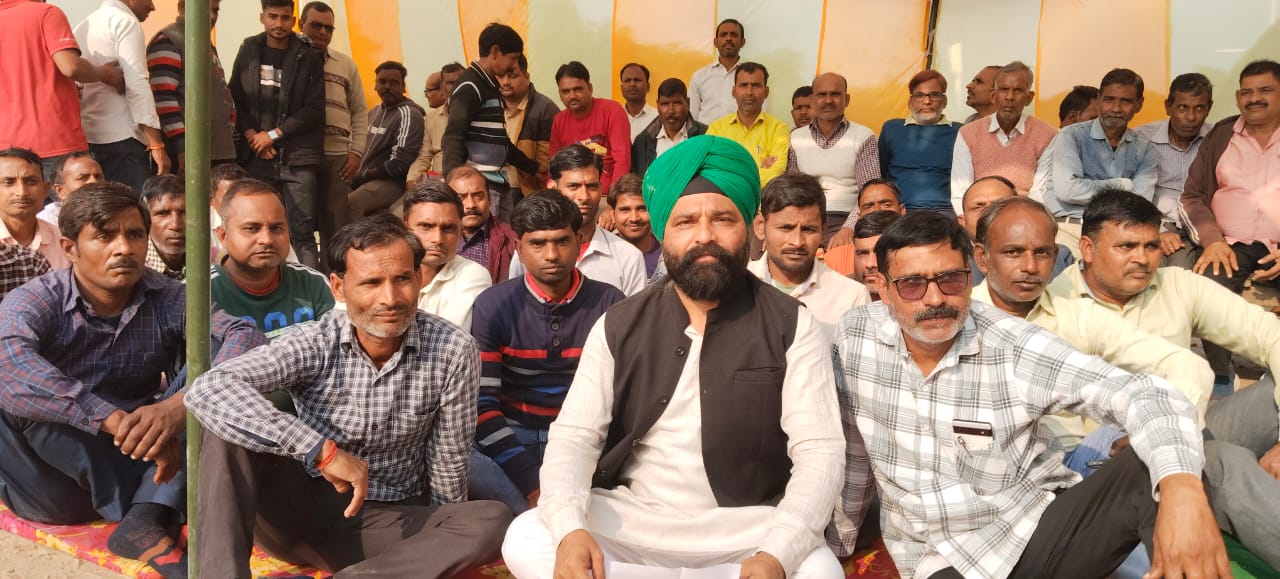 पेपर मिल गेट पर धरना प्रदर्शन करते पेपर मिल गेट पर धरना प्रदर्शन करते