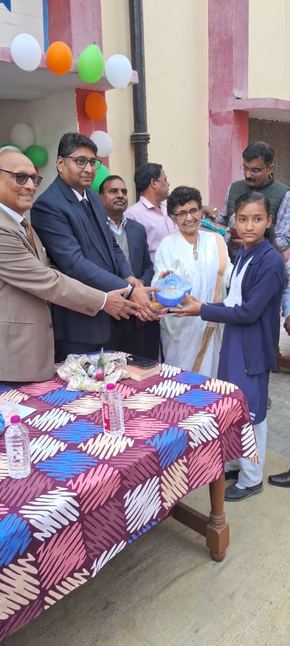 फर्रुखाबाद विश्व दिव्यांग दिवस पर बच्चों को सम्मानित करते अपर जिला जज