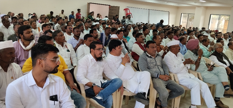 पदभार ग्रहण कार्यक्रम में उपस्थित कांग्रेस के कार्यकर्ता।