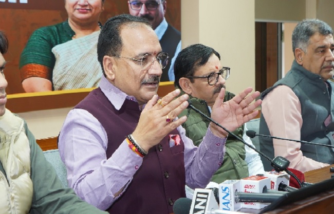 दिल्ली प्रदेश अध्यक्ष वीरेंद्र सचदेवा पत्रकार वार्ता को संबोधित करते हुए.