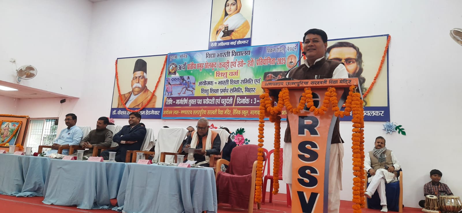 संबोधित करते अतिथि संबोधित करते अतिथि
